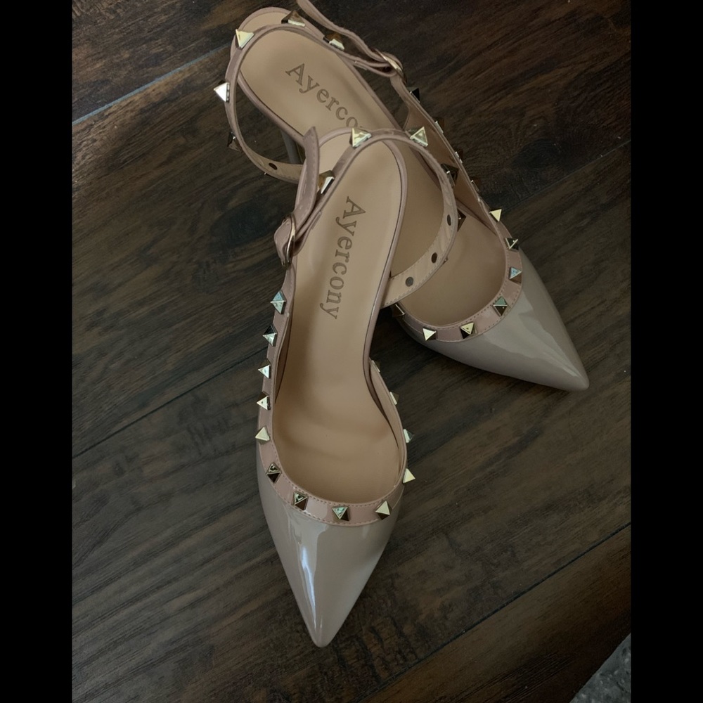 NWT Studded patent leather sling back pumps